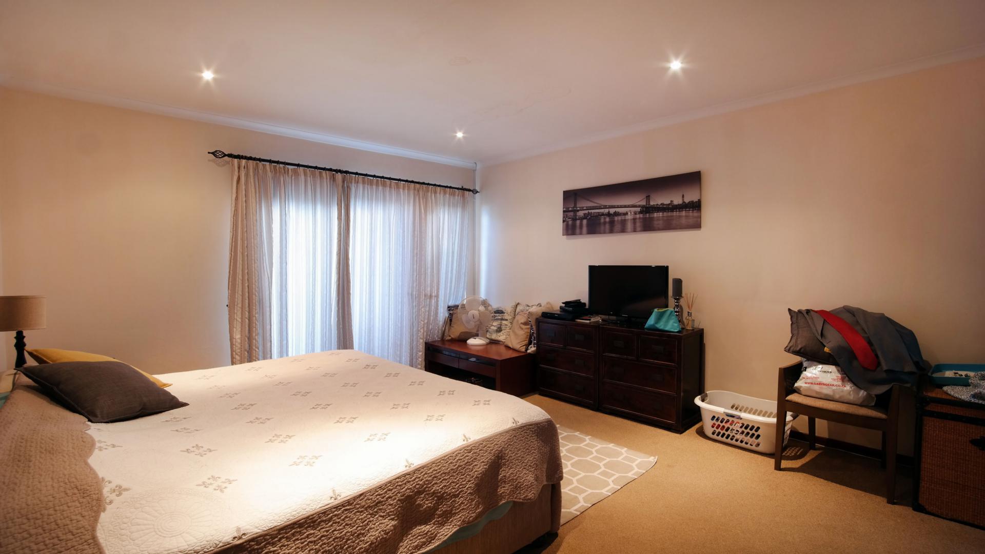 Main Bedroom - 26 square meters of property in Woodlands Lifestyle Estate