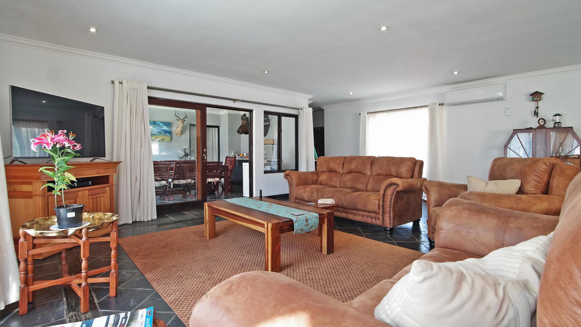 Lounges - 39 square meters of property in Six Fountains Estate