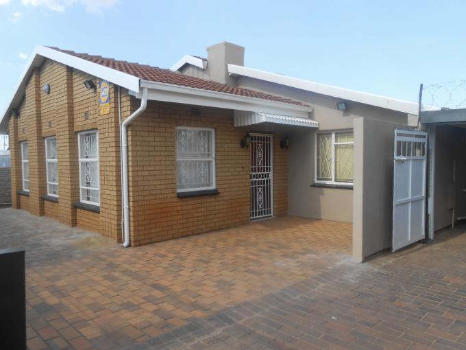 House for Sale For Sale in Lenasia - Home Sell - MR149178
