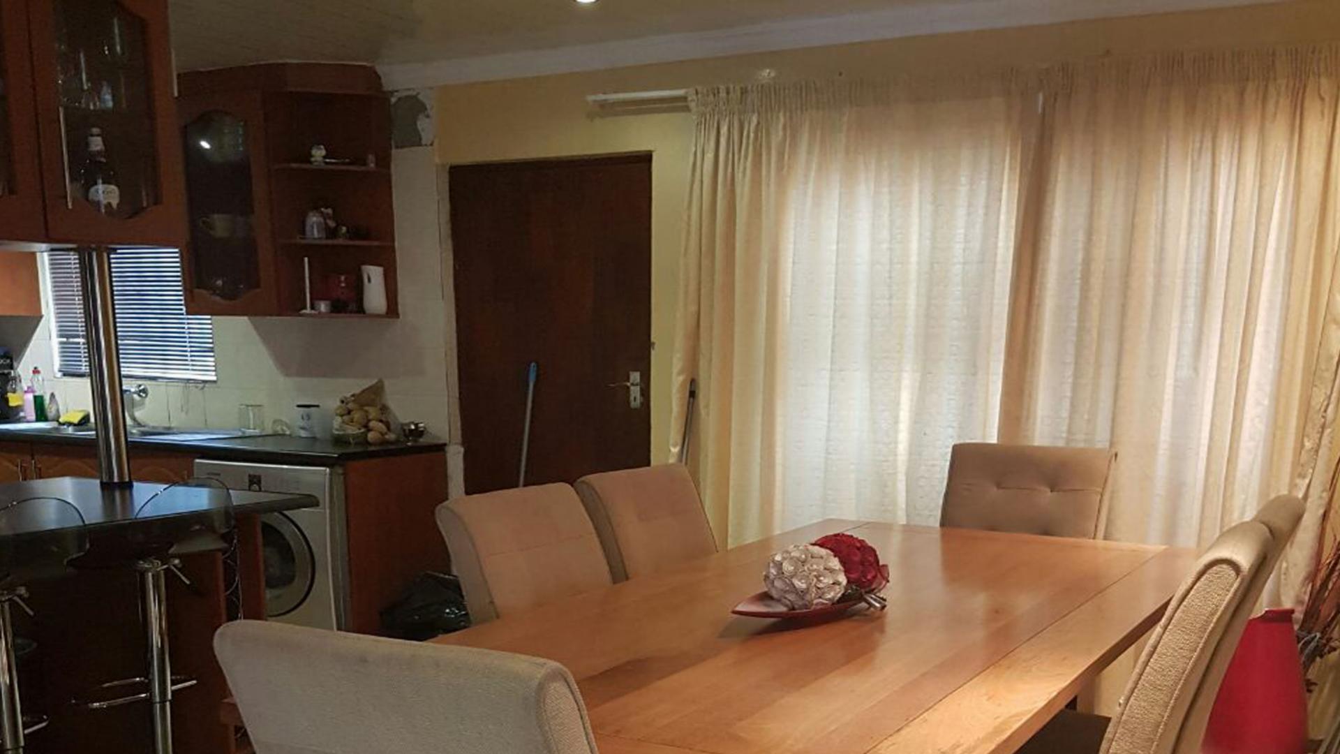 Dining Room of property in Bloemdustria