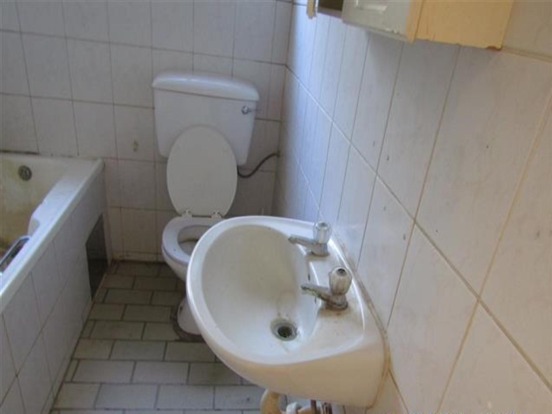 Bathroom 1 - 5 square meters of property in Rustenburg
