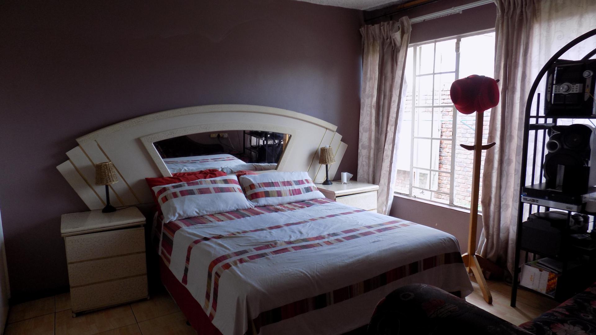 Main Bedroom - 20 square meters of property in Pretoria West