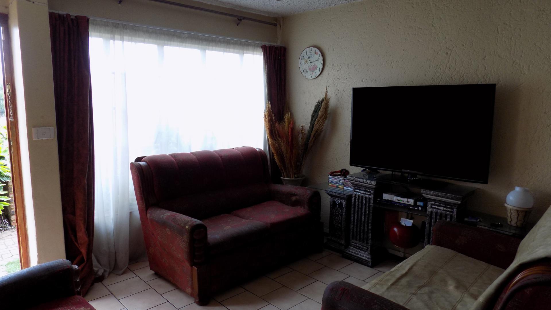 Lounges - 14 square meters of property in Pretoria West