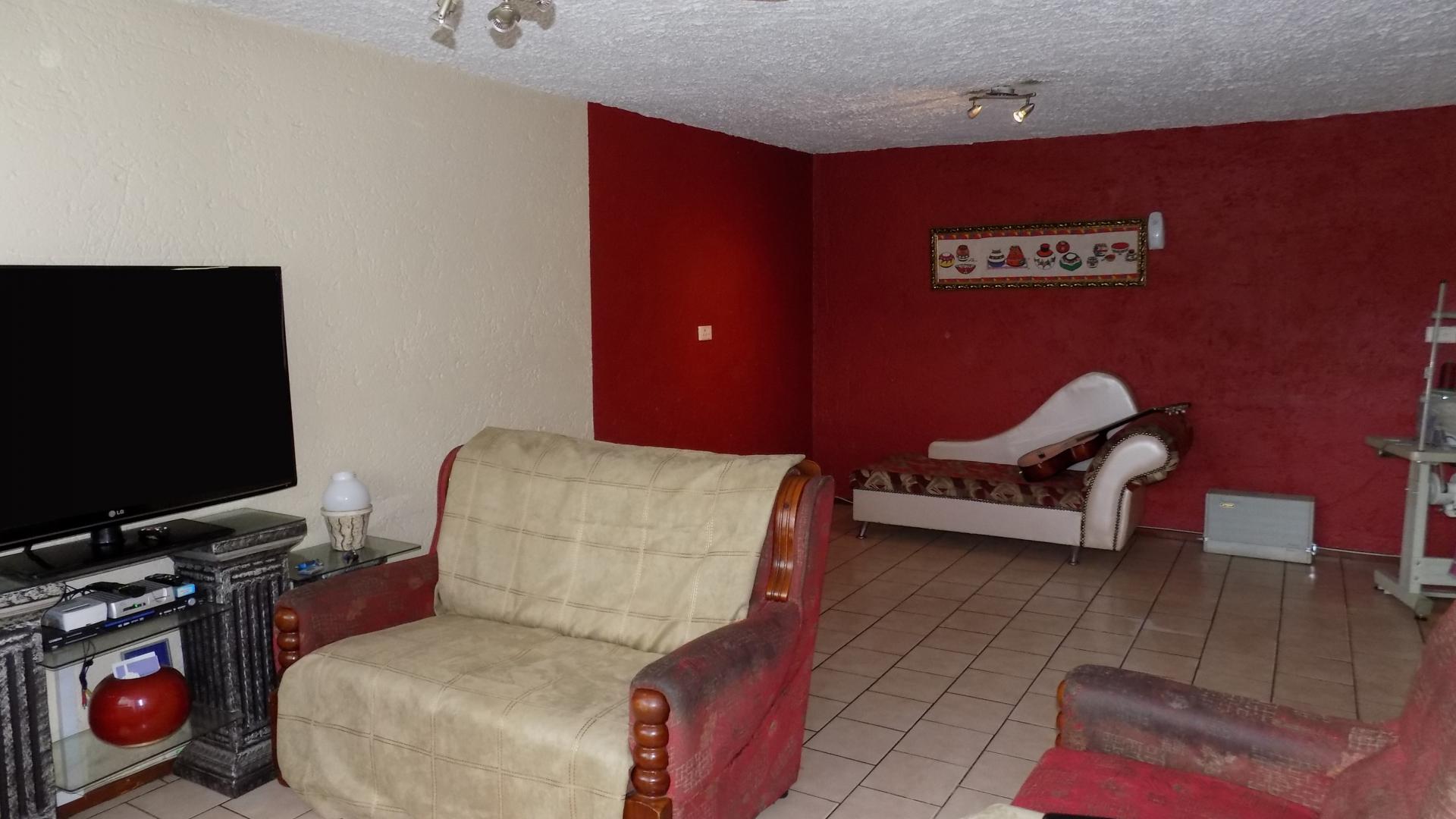 Lounges - 14 square meters of property in Pretoria West