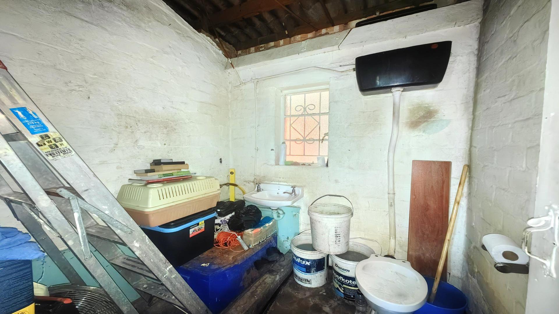 Bathroom 1 of property in Bonteheuwel