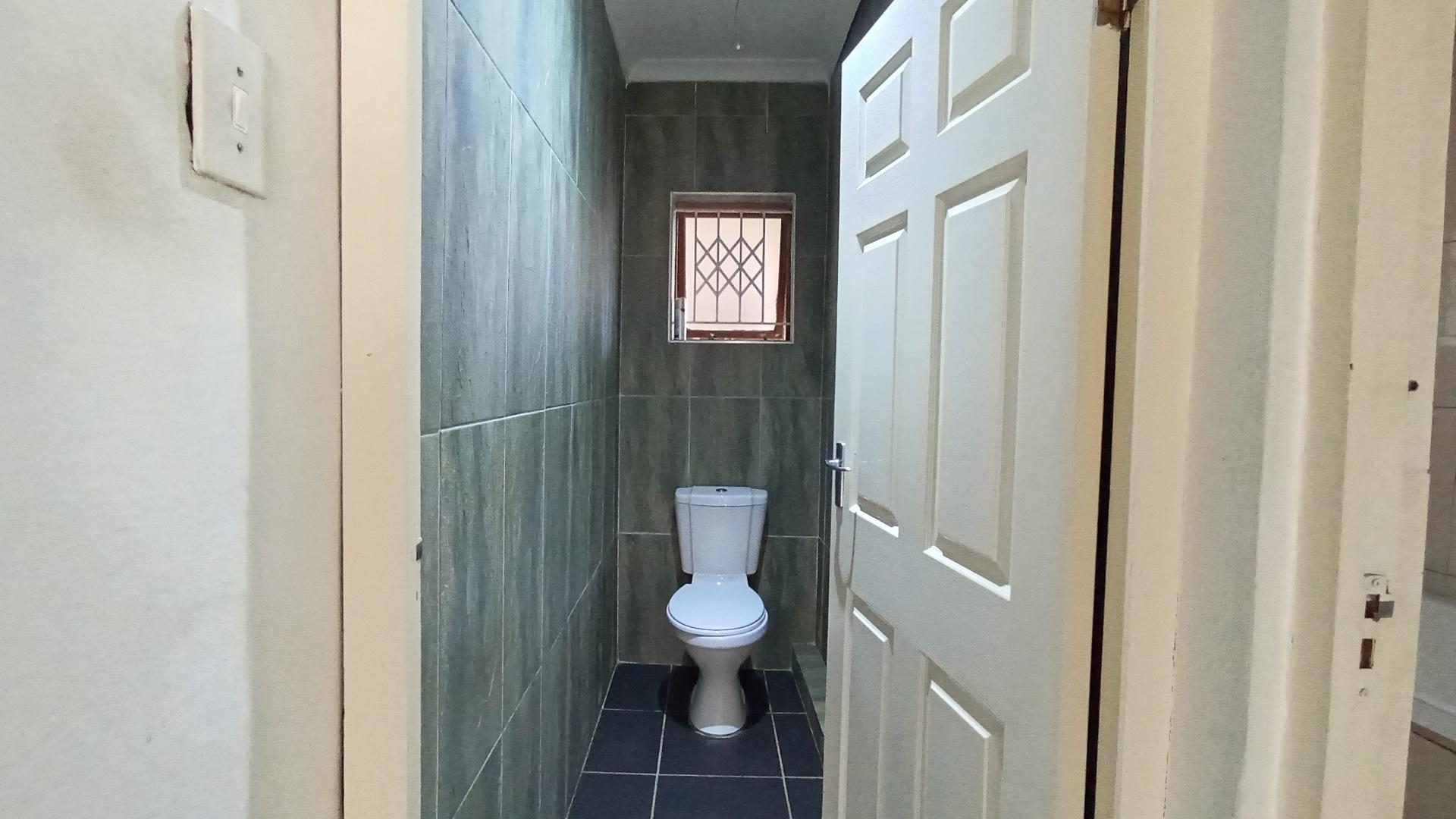 Bathroom 1 - 12 square meters of property in Springfield - DBN
