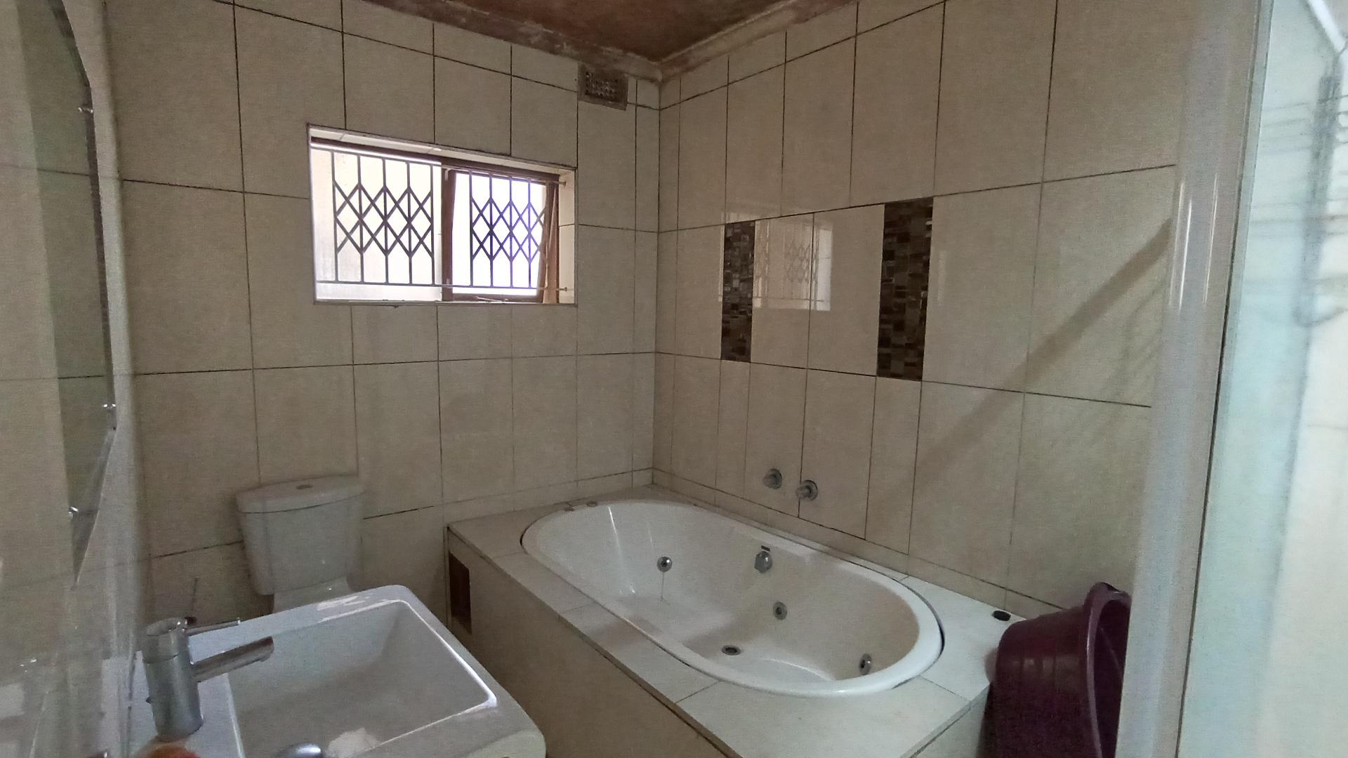 Bathroom 1 - 12 square meters of property in Springfield - DBN
