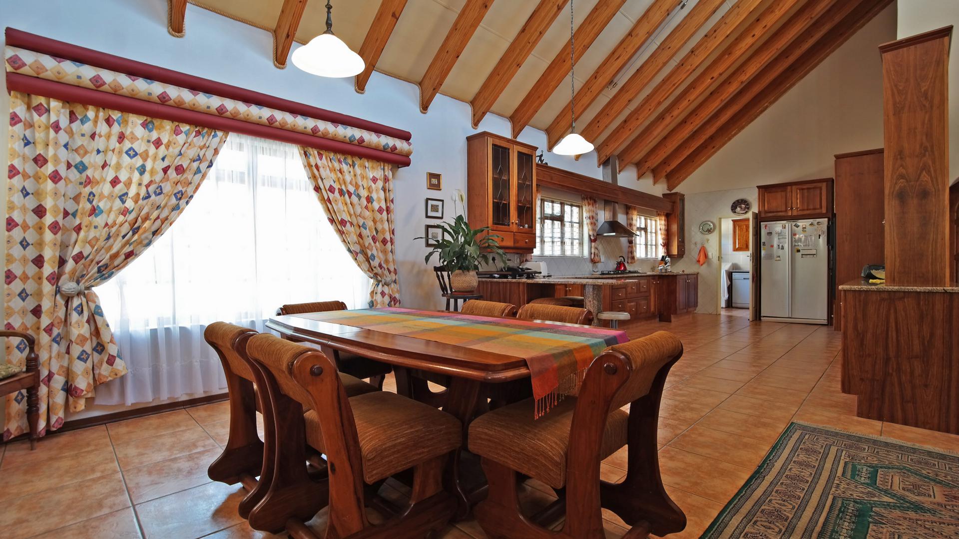 Dining Room - 24 square meters of property in Woodhill Golf Estate