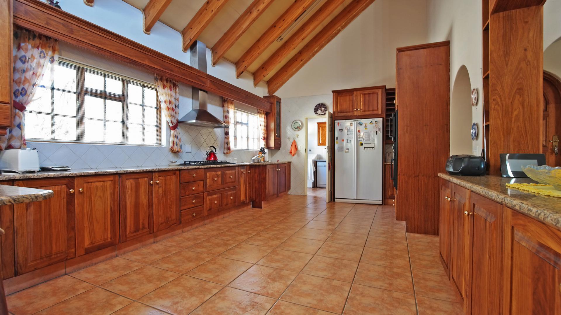 Kitchen - 29 square meters of property in Woodhill Golf Estate