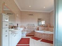 Main Bathroom - 22 square meters of property in Woodhill Golf Estate