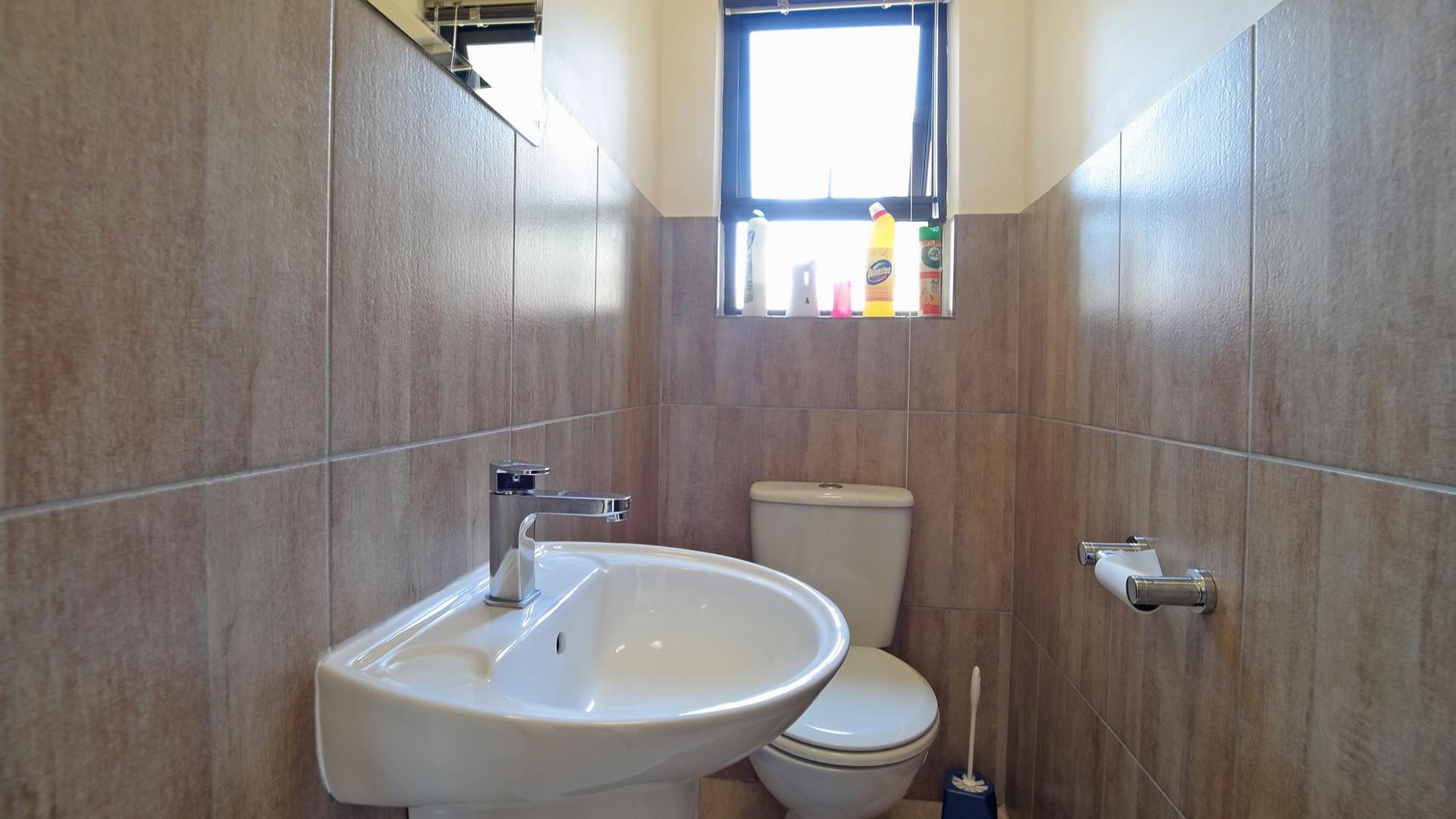 Guest Toilet - 3 square meters of property in The Meadows Estate
