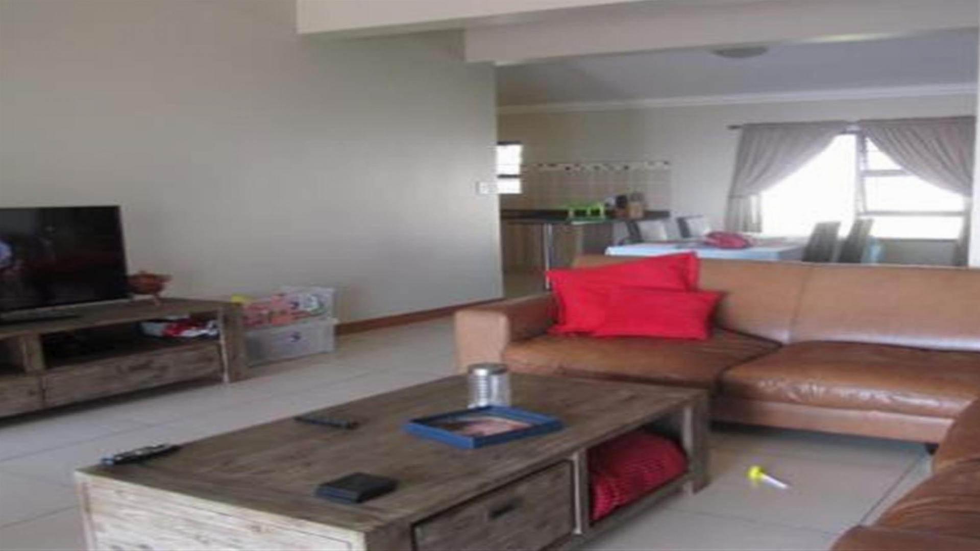 Lounges - 40 square meters of property in Emalahleni (Witbank) 