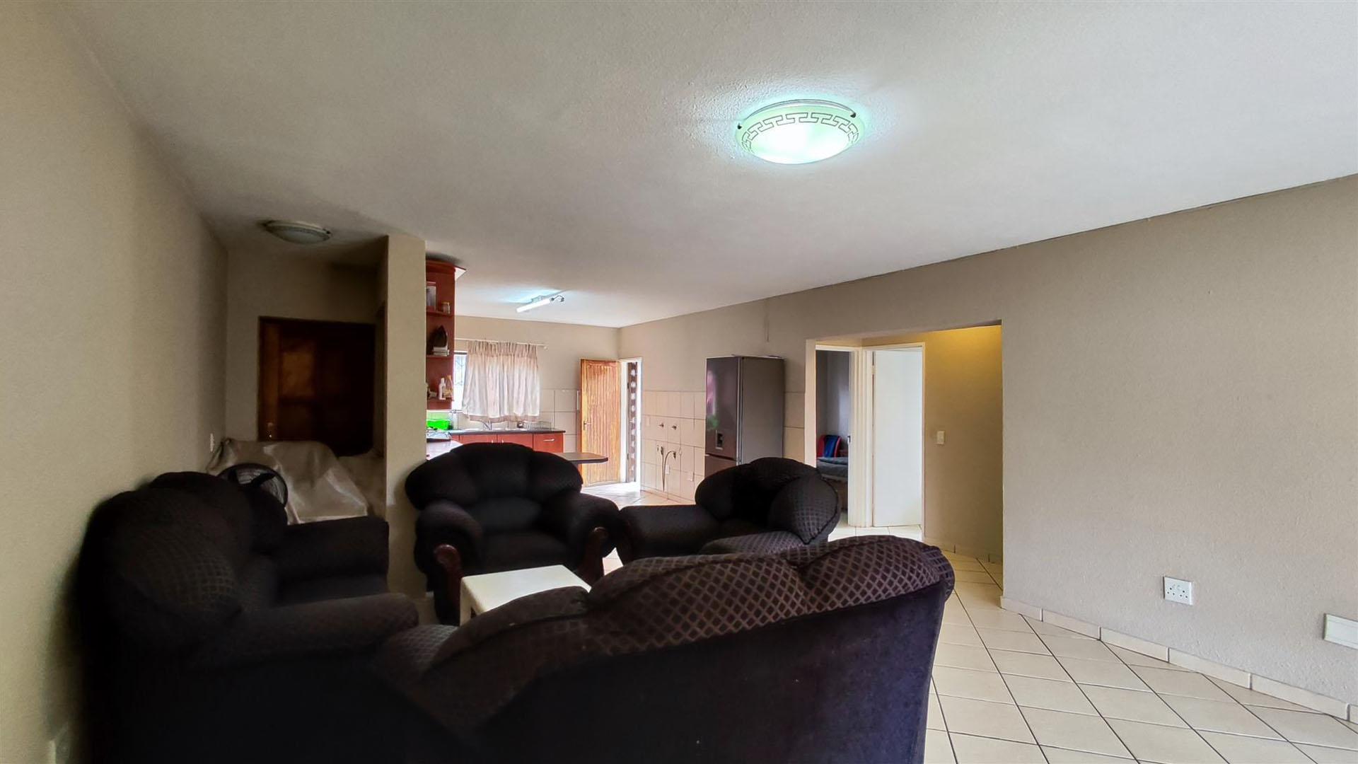 Lounges - 28 square meters of property in Alberton