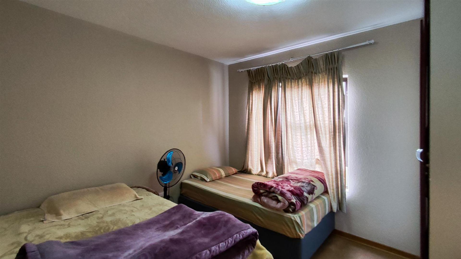 Bed Room 1 - 10 square meters of property in Alberton