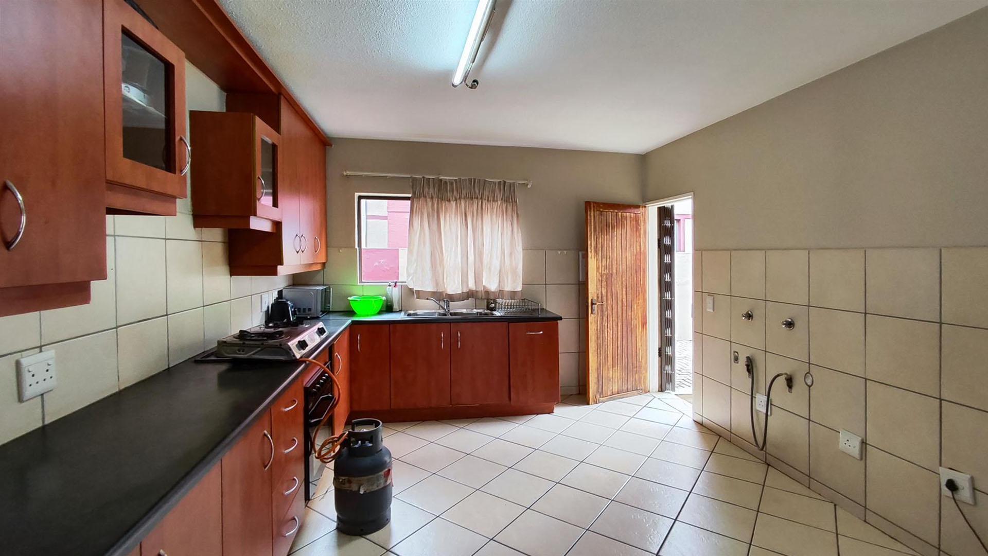 Kitchen - 16 square meters of property in Alberton