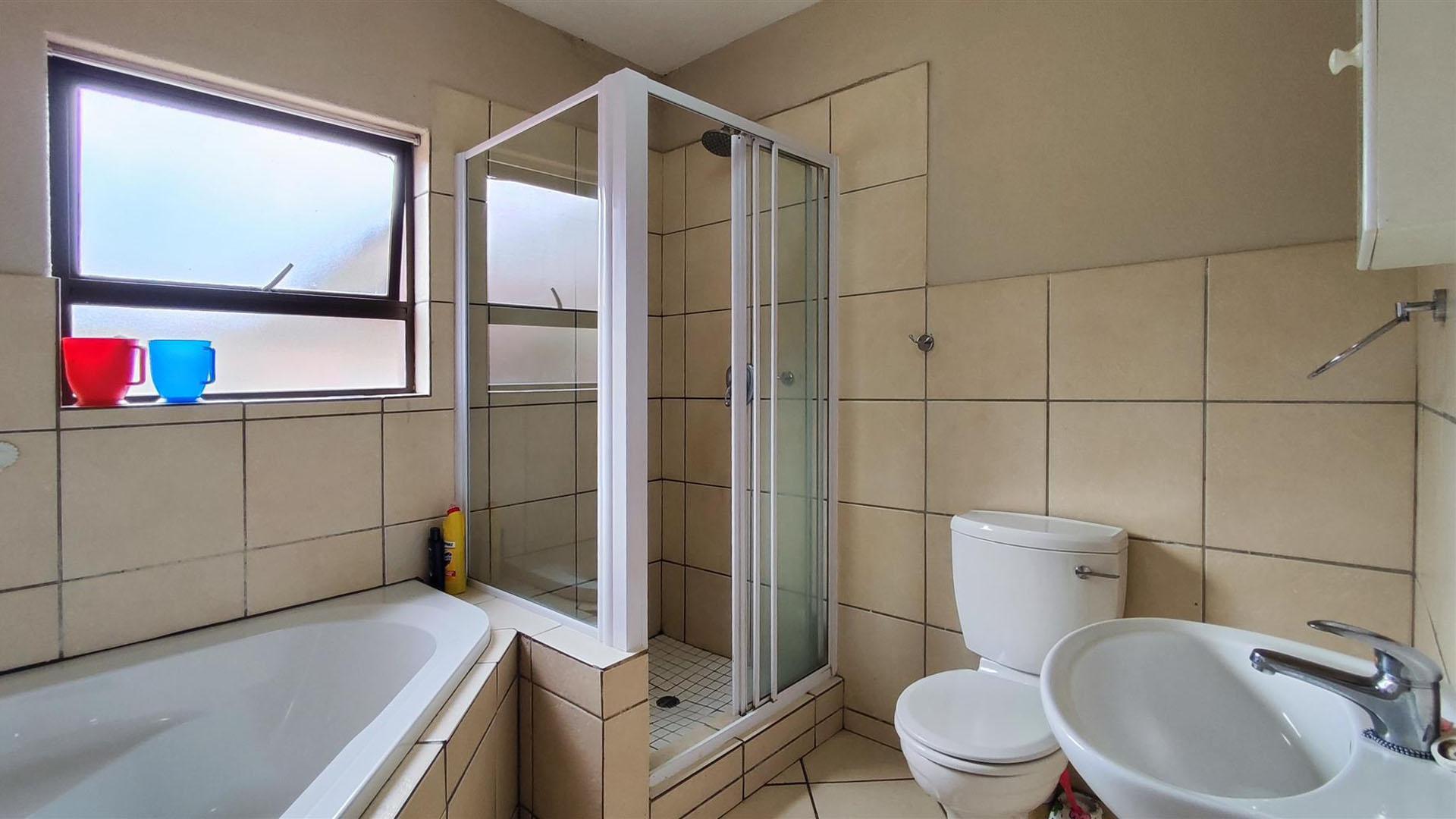 Bathroom 1 - 6 square meters of property in Alberton