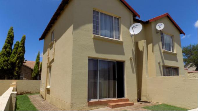 2 Bedroom Cluster for Sale For Sale in Heuwelsig Estate - Home Sell - MR149745