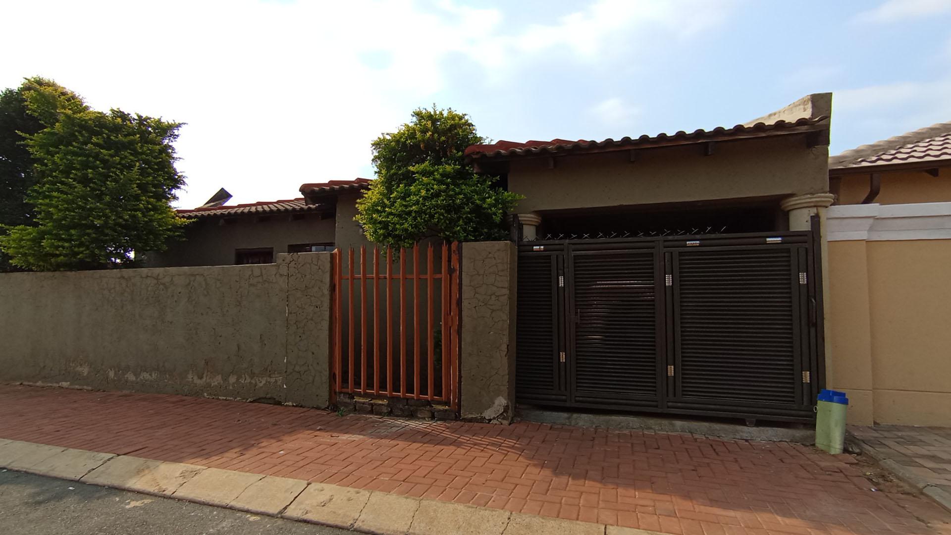 Front View of property in Clayville