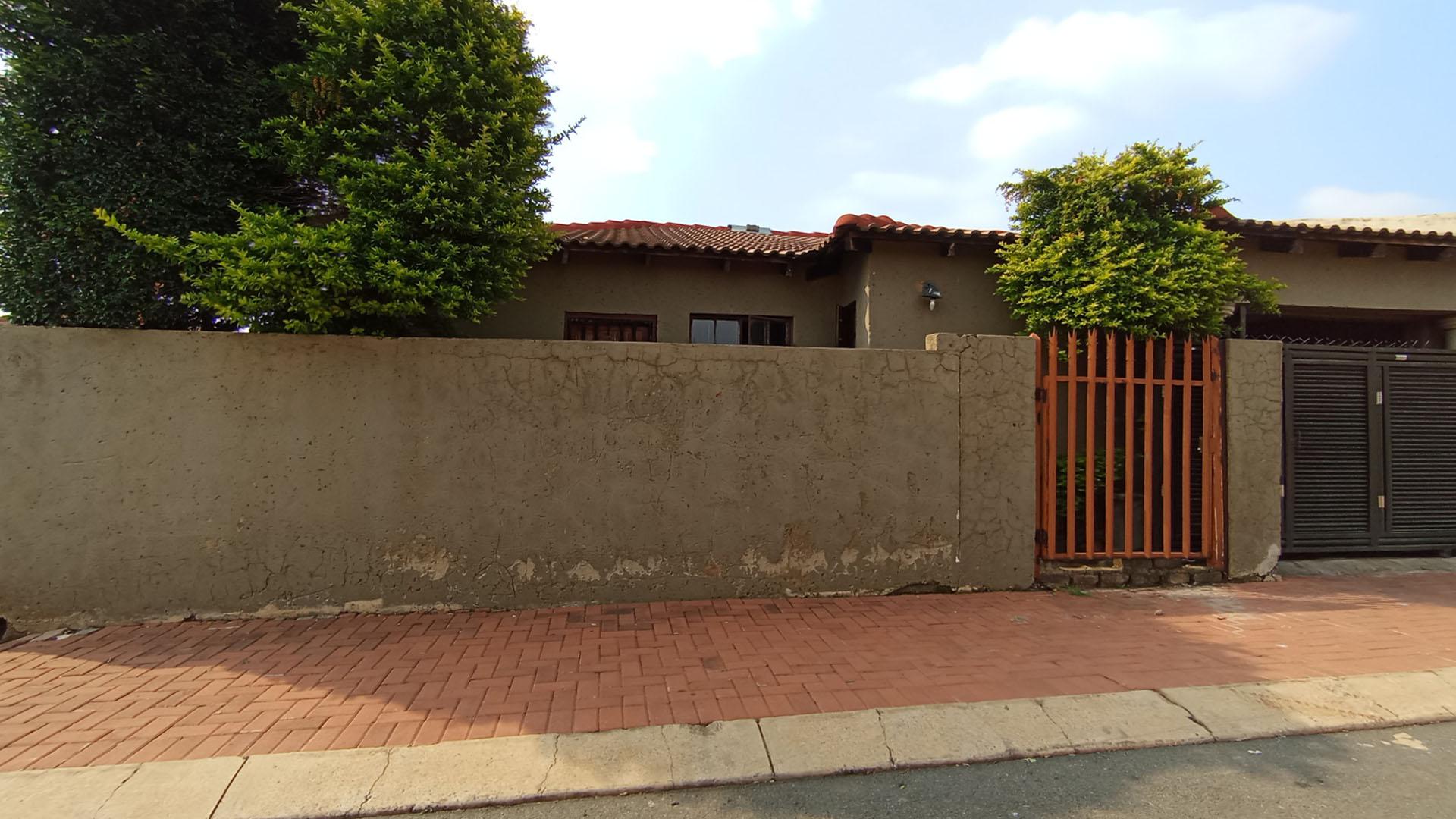 Front View of property in Clayville