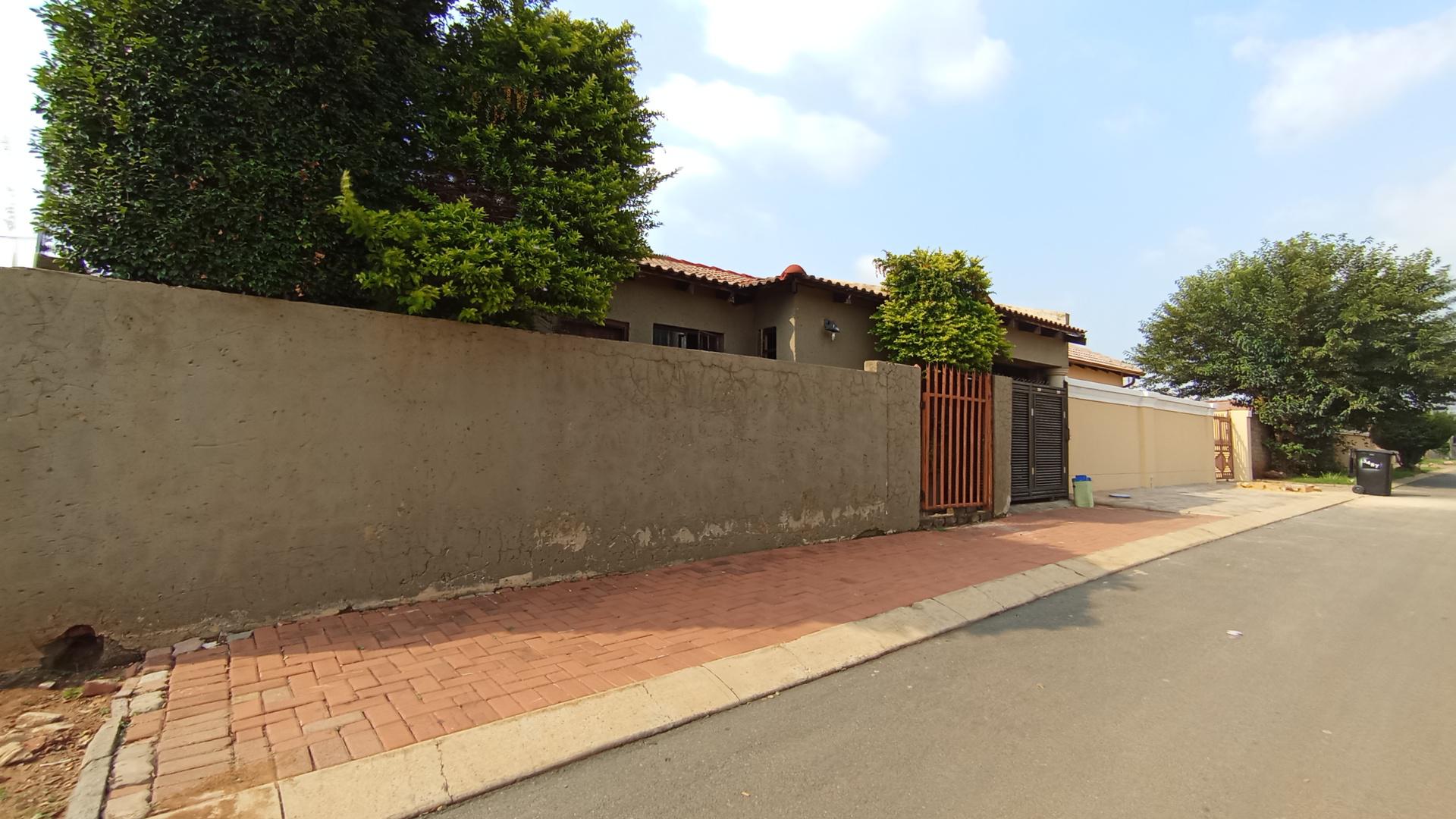 Front View of property in Clayville