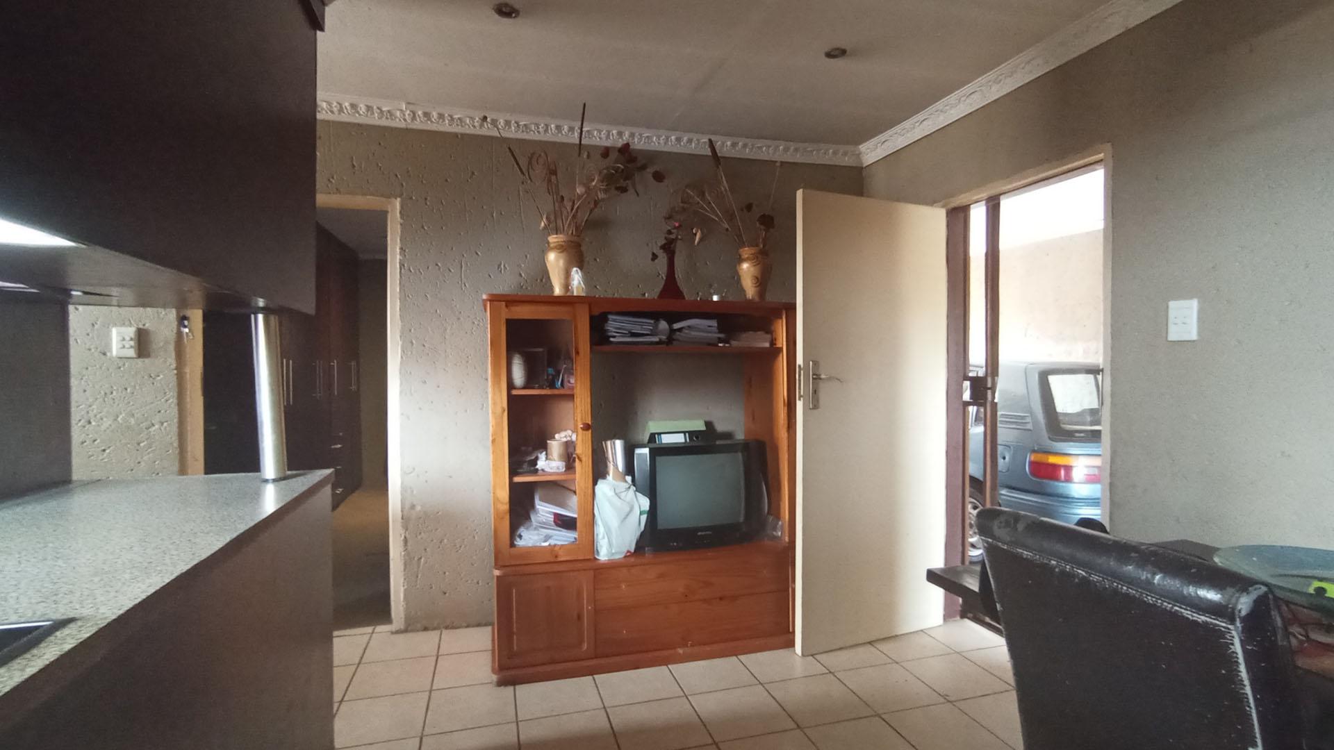 Dining Room - 11 square meters of property in Clayville