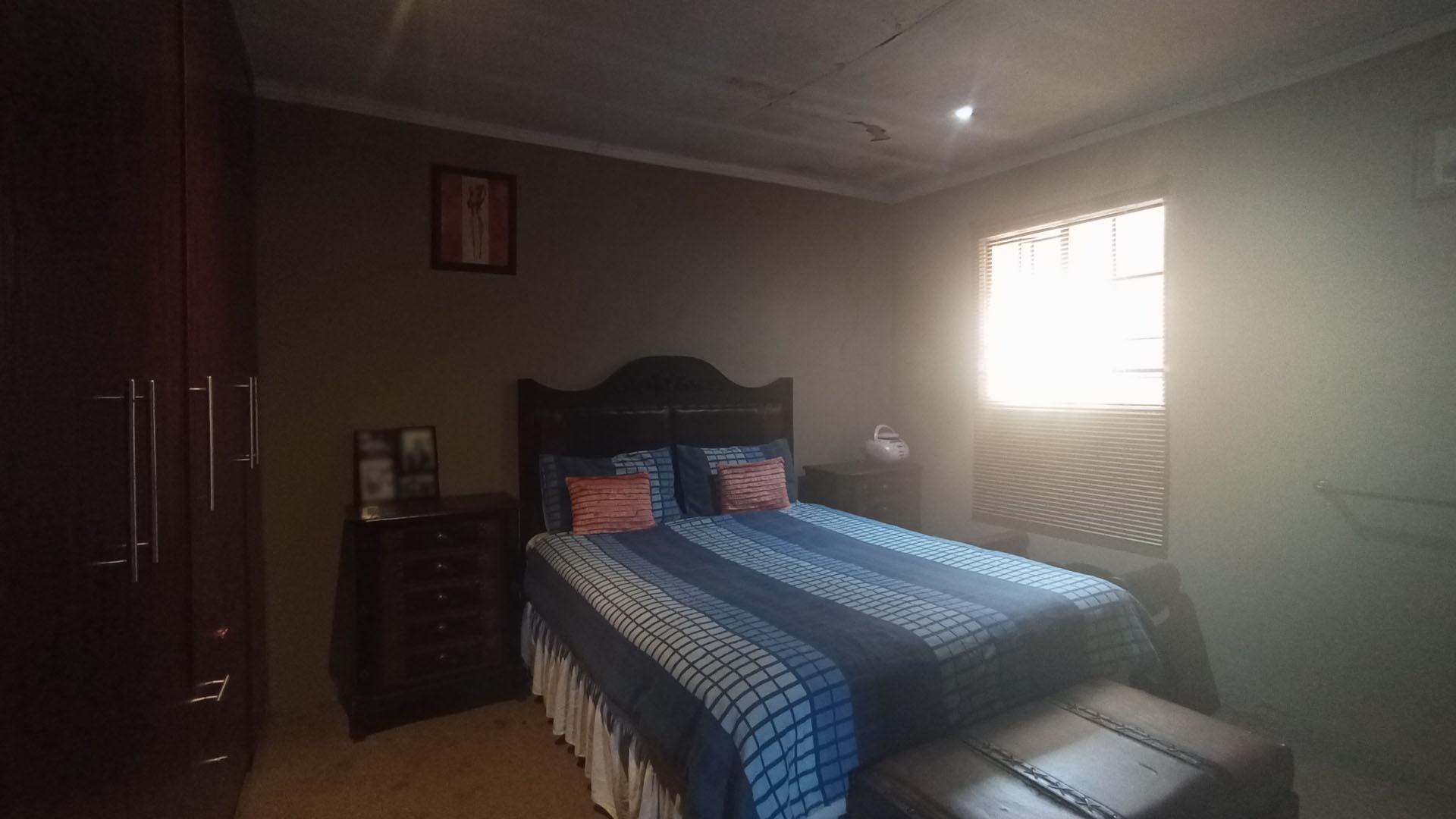 Bed Room 1 - 19 square meters of property in Clayville