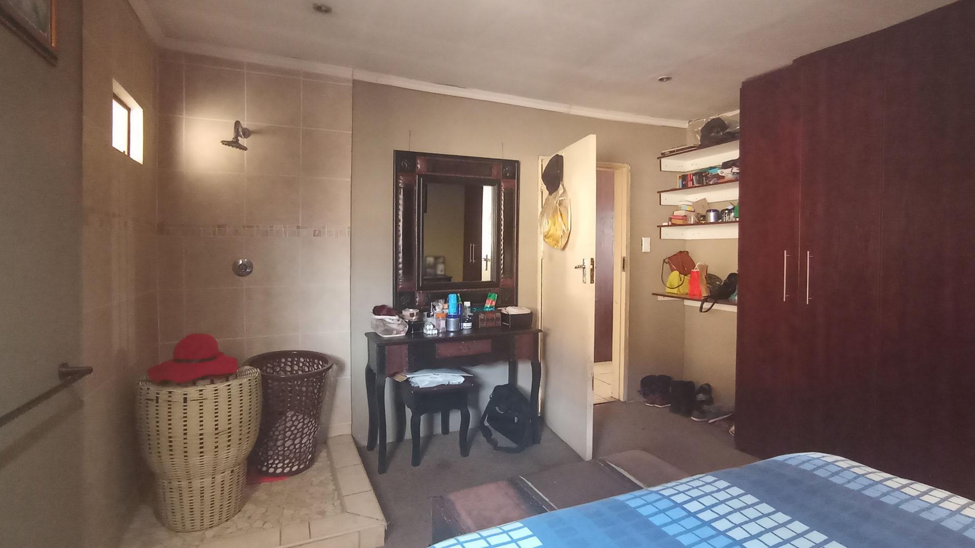 Bed Room 1 - 19 square meters of property in Clayville