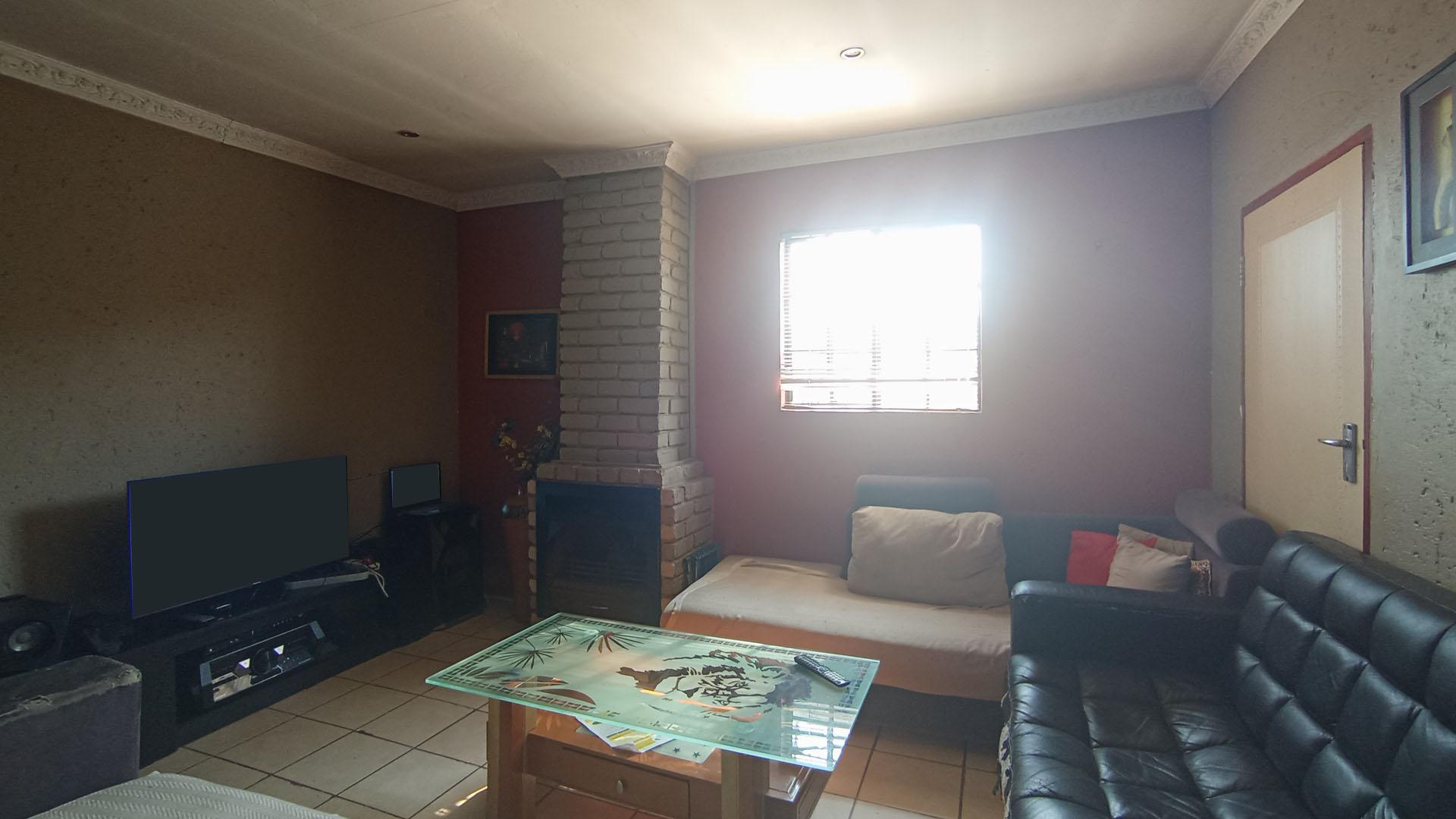 Lounges - 29 square meters of property in Clayville