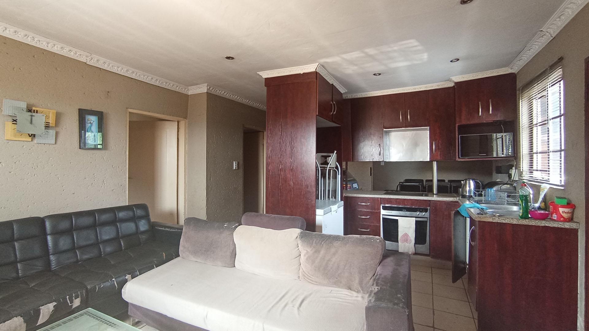 Lounges - 29 square meters of property in Clayville