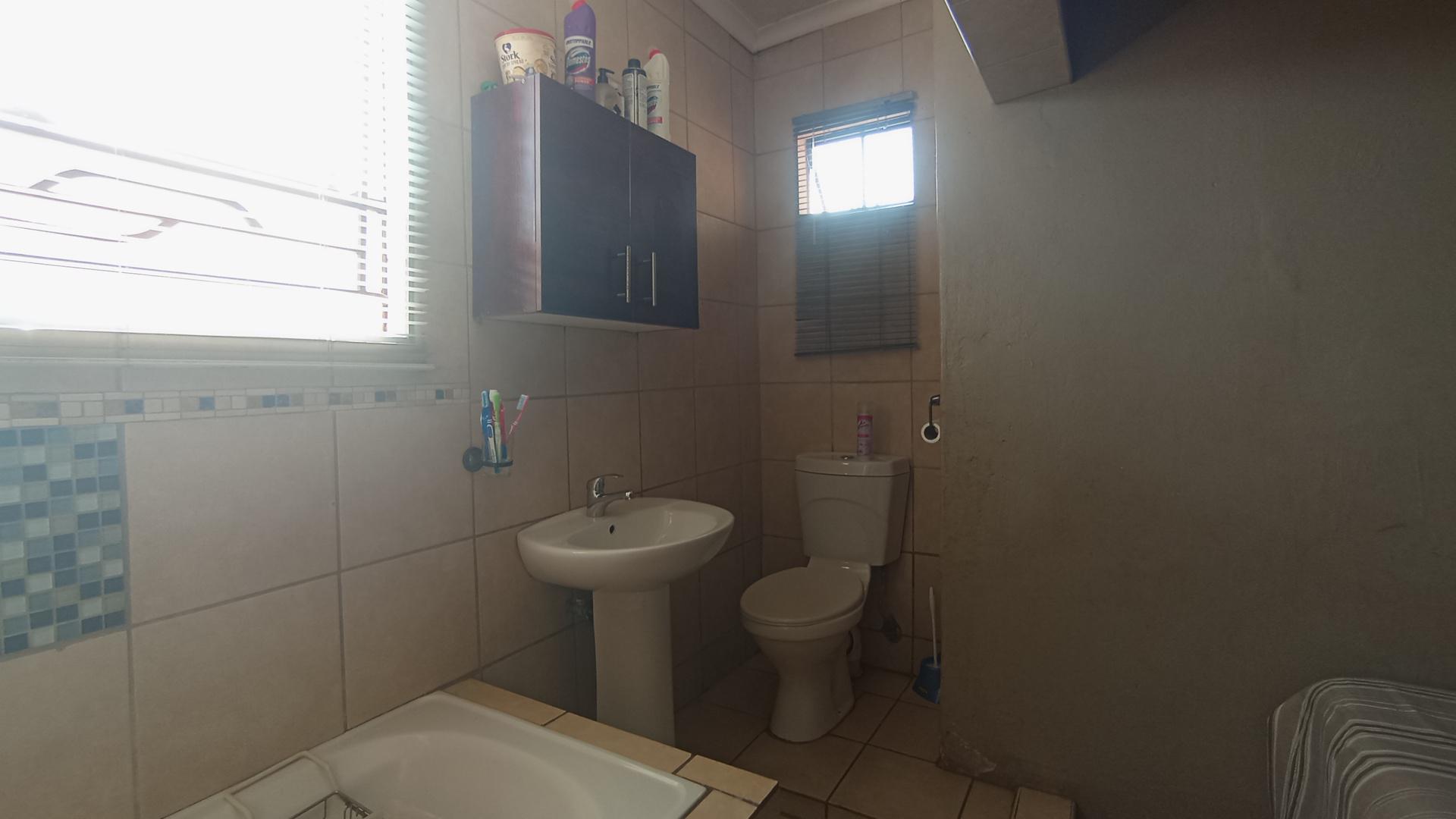Bathroom 1 - 5 square meters of property in Clayville