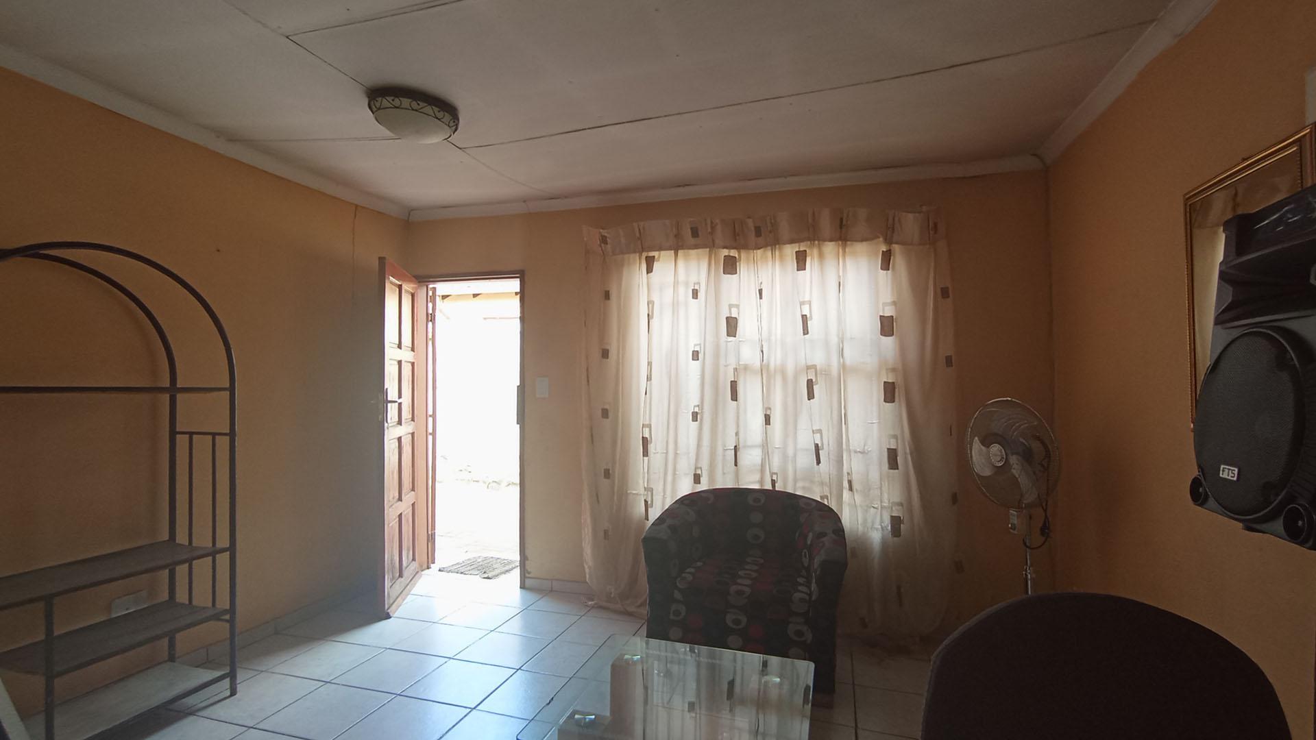 Lounges - 29 square meters of property in Clayville