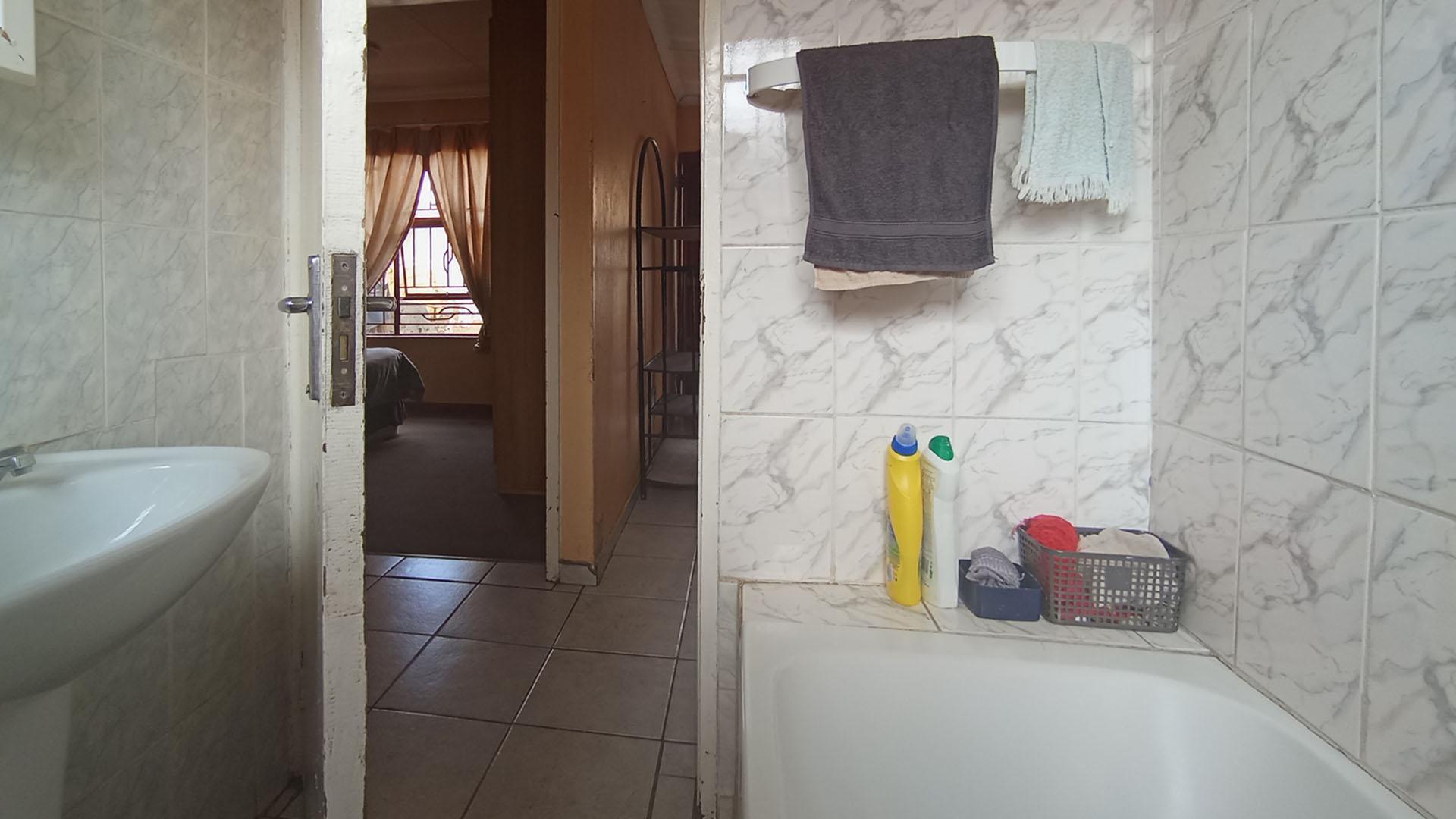 Bathroom 2 - 3 square meters of property in Clayville