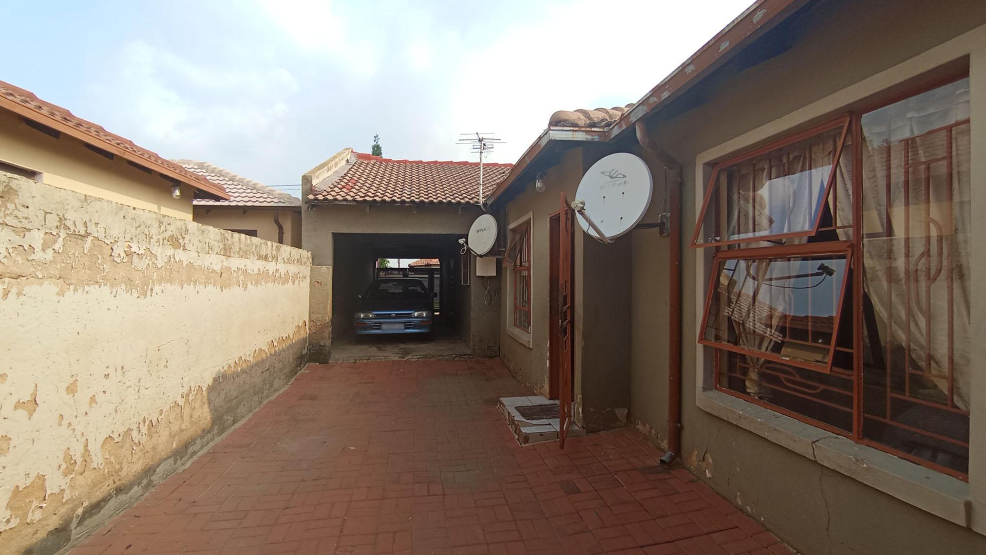 Front View of property in Clayville