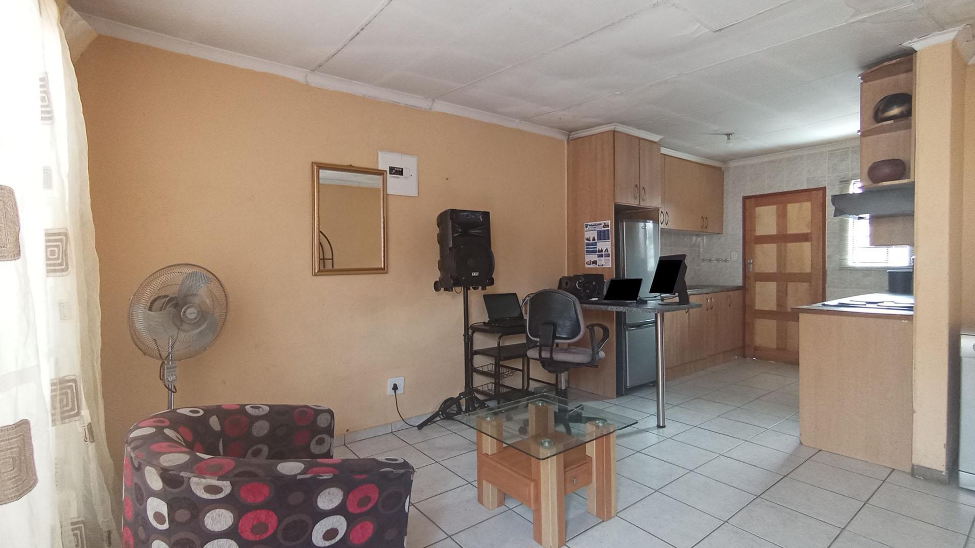 Lounges - 29 square meters of property in Clayville