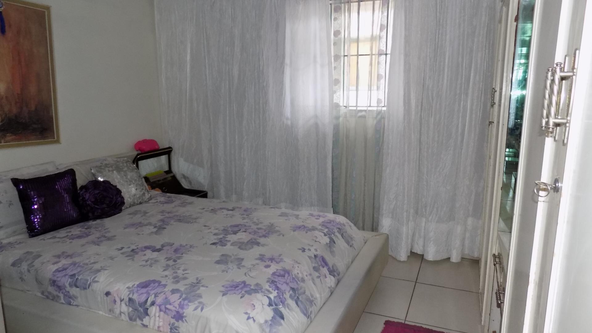 Main Bedroom - 13 square meters of property in Lotus Gardens