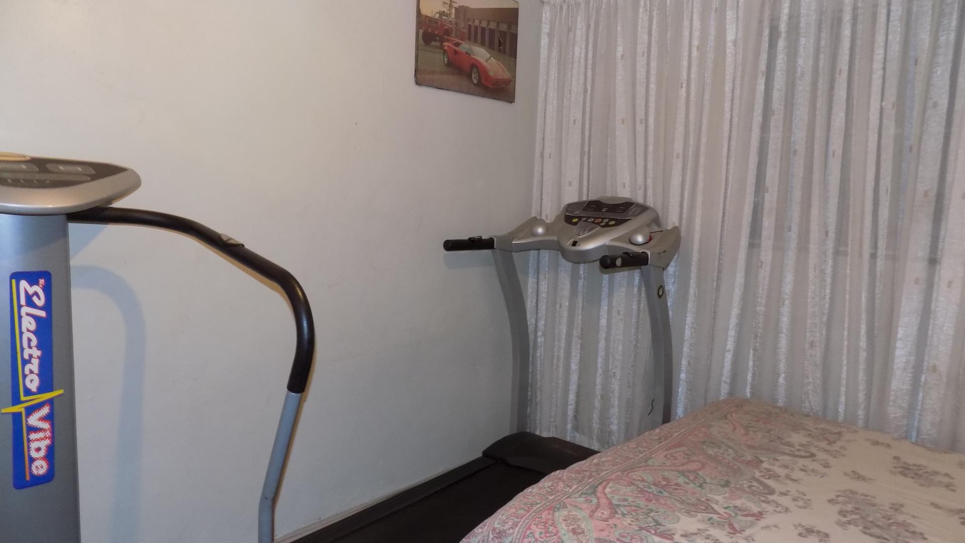 Bed Room 1 - 11 square meters of property in Lotus Gardens