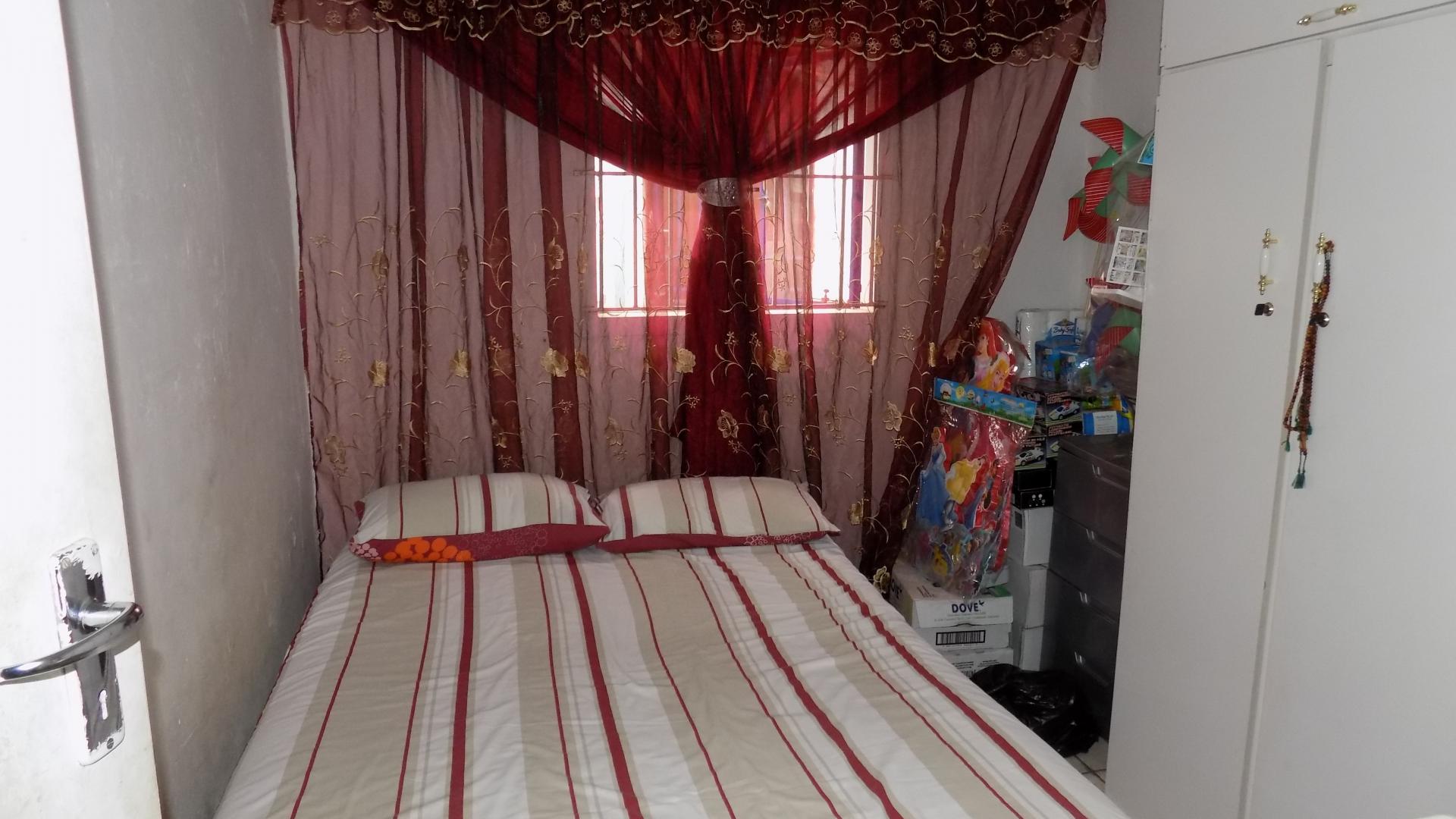 Bed Room 2 - 9 square meters of property in Lotus Gardens