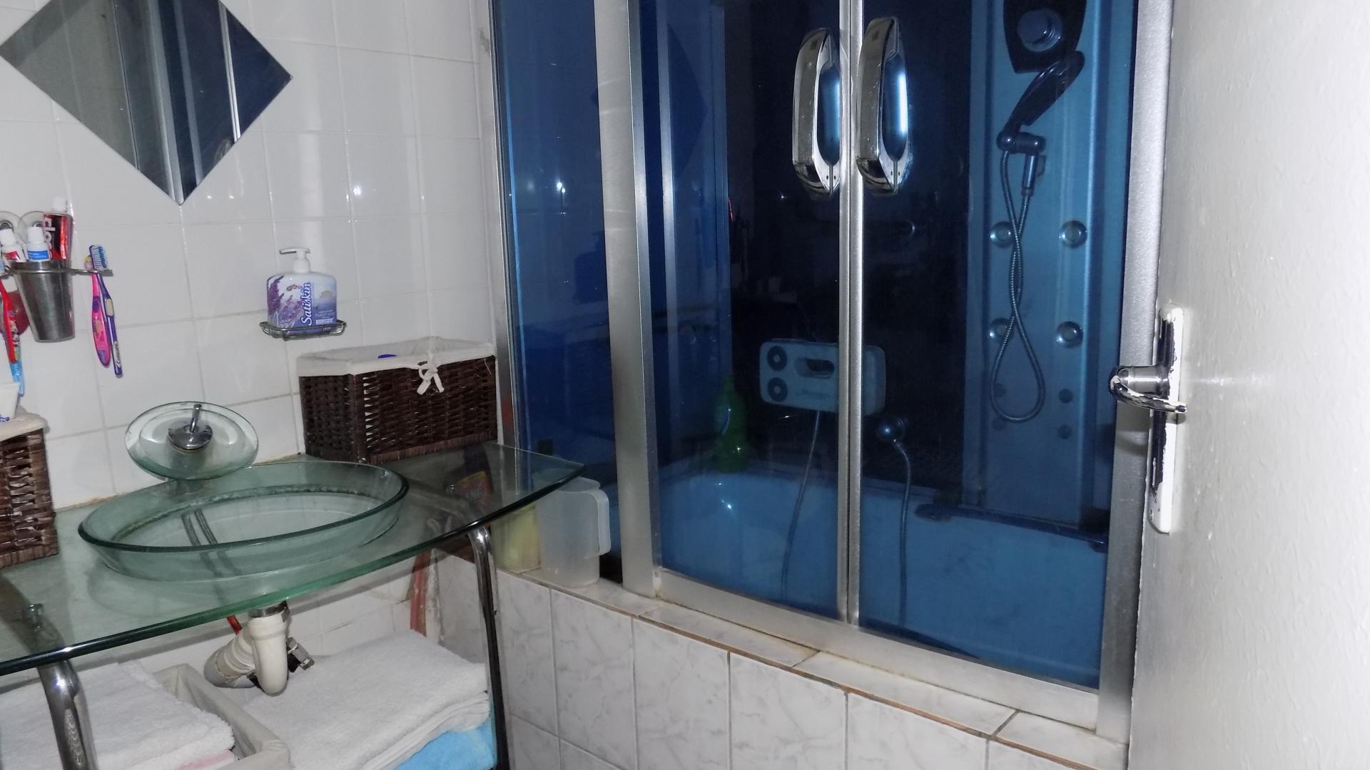 Main Bathroom - 7 square meters of property in Lotus Gardens