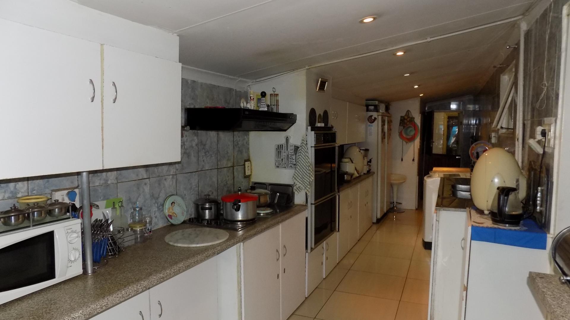 Kitchen - 43 square meters of property in Lotus Gardens