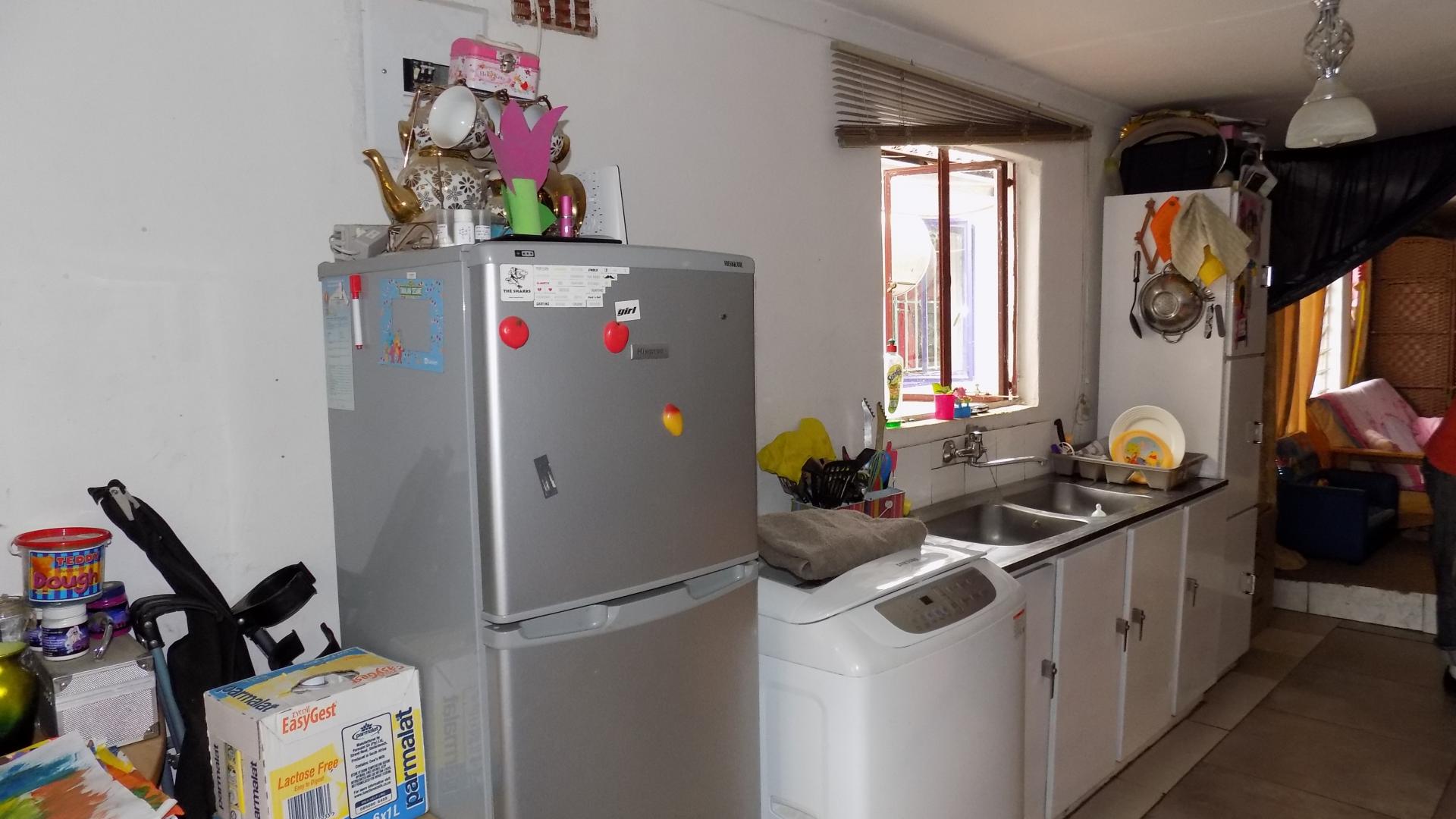 Kitchen - 43 square meters of property in Lotus Gardens