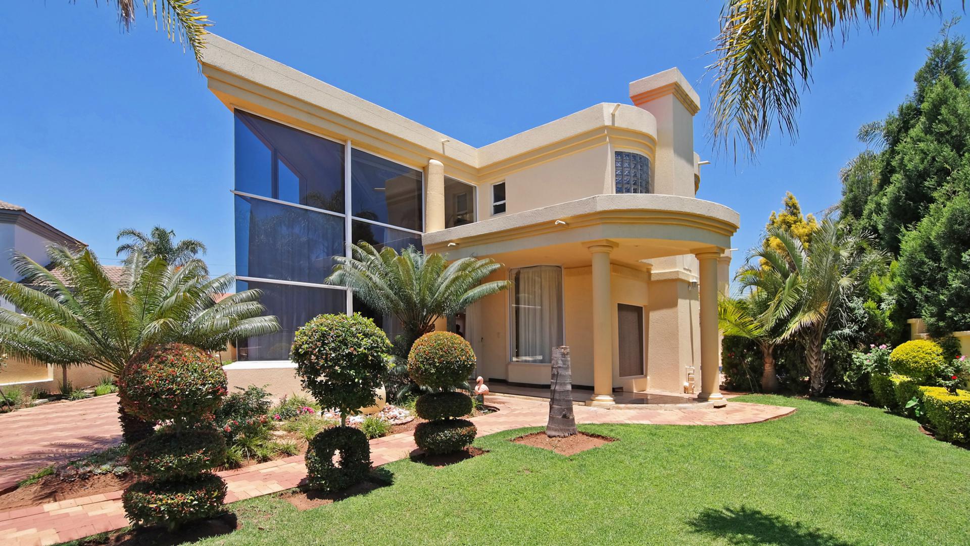 Front View of property in Silver Lakes Golf Estate