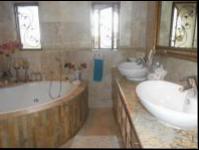 Main Bathroom - 11 square meters of property in Kengies
