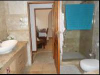 Main Bathroom - 11 square meters of property in Kengies