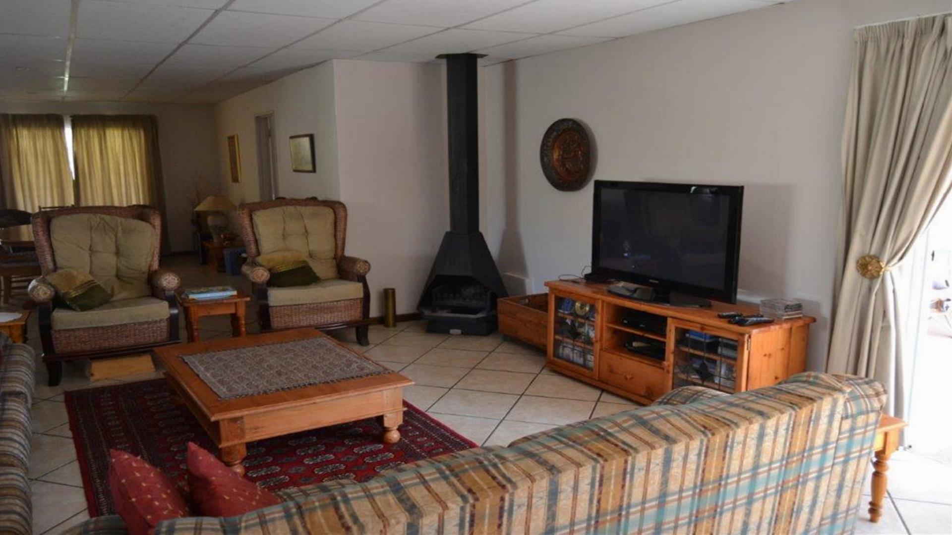 Lounges - 45 square meters of property in Olifantshoek