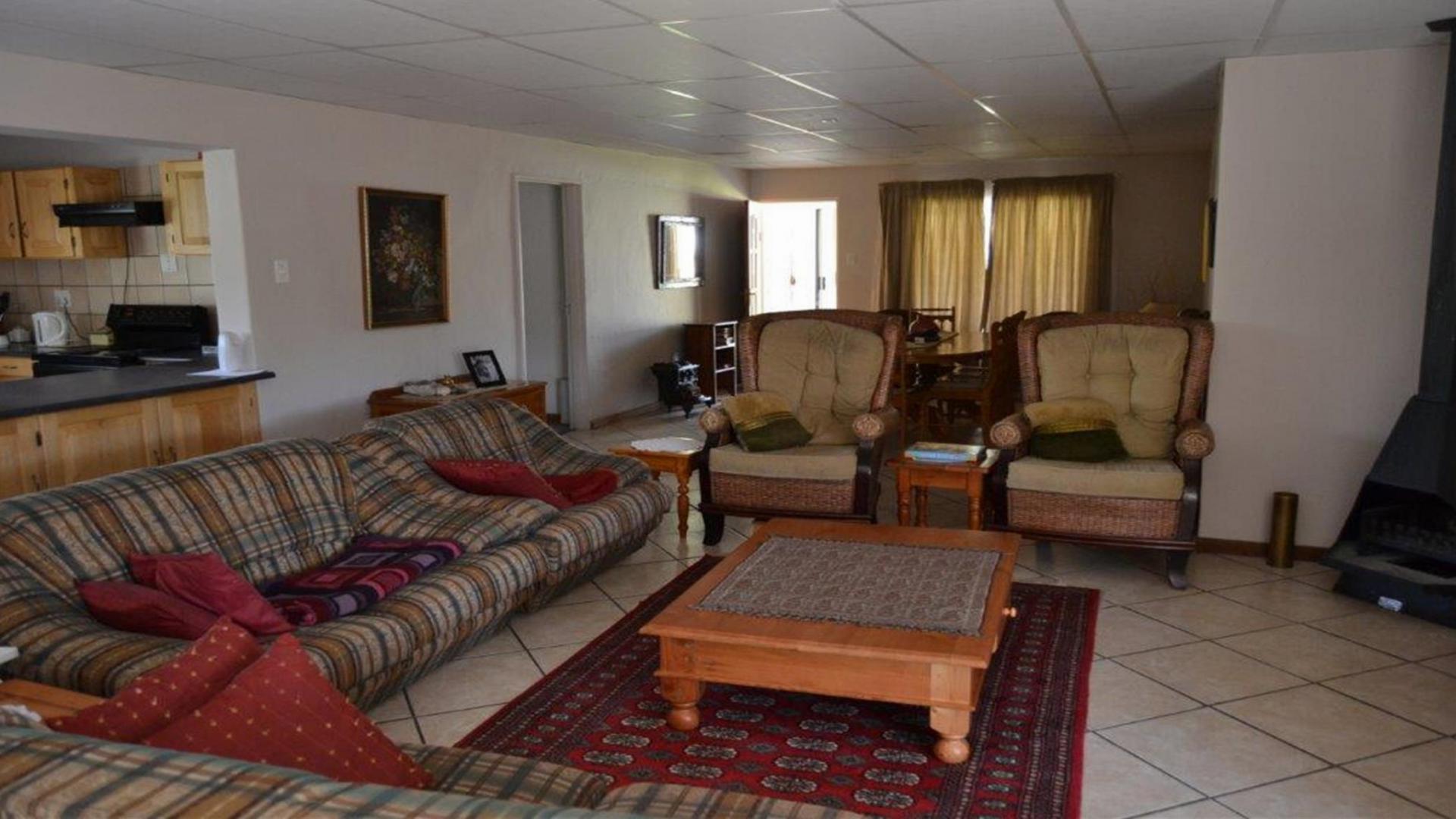 Lounges - 45 square meters of property in Olifantshoek