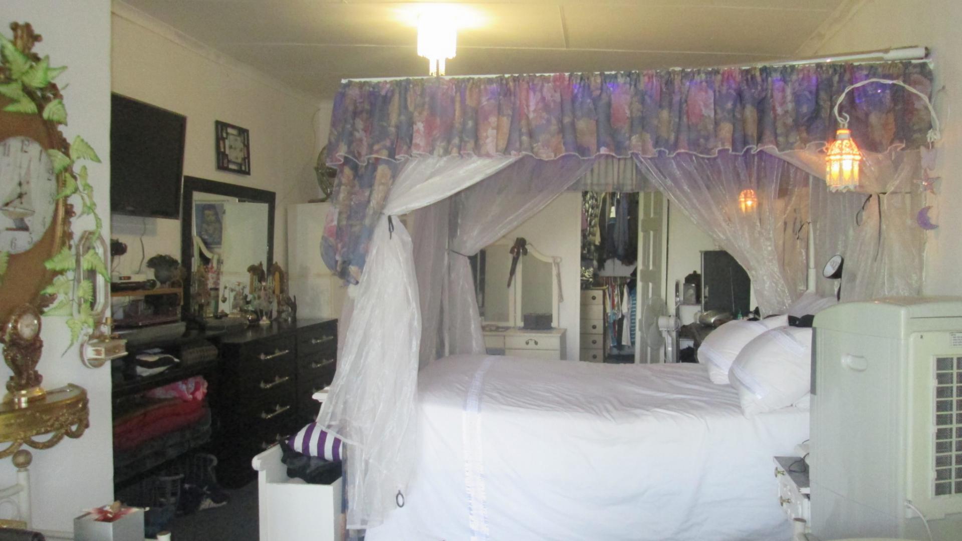 Main Bedroom of property in Oranjeville
