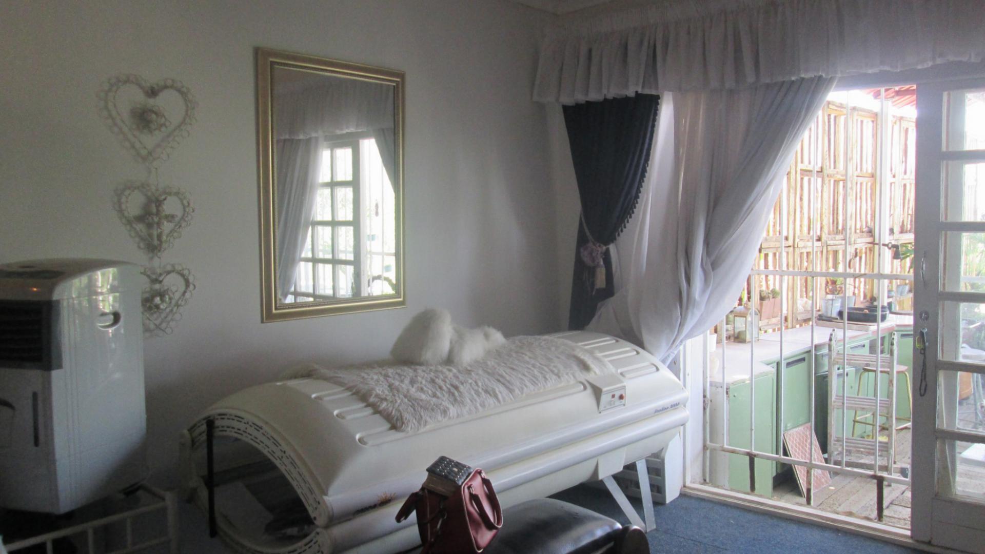 Main Bedroom of property in Oranjeville