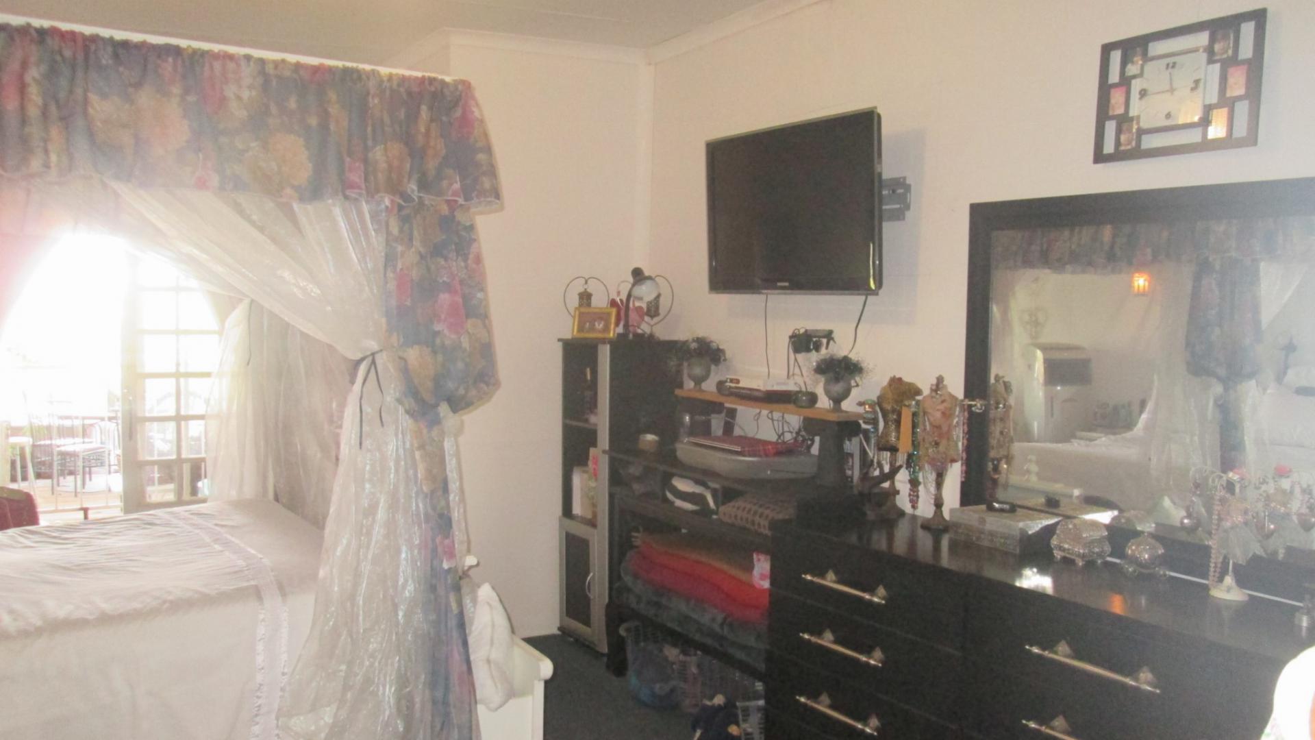 Main Bedroom of property in Oranjeville