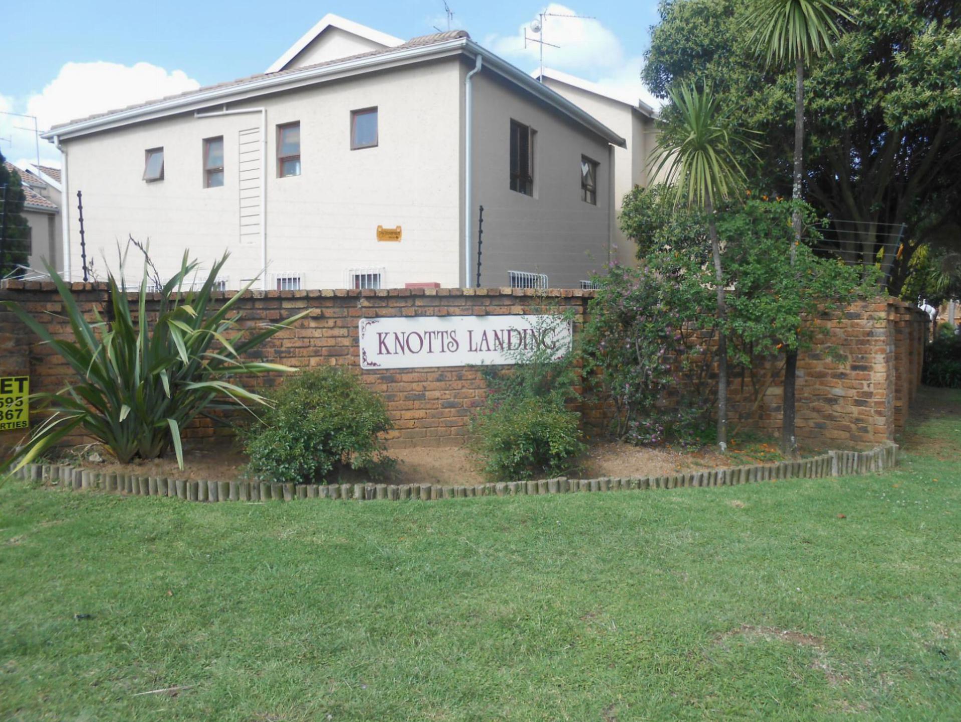 Front View of property in Glen Marais