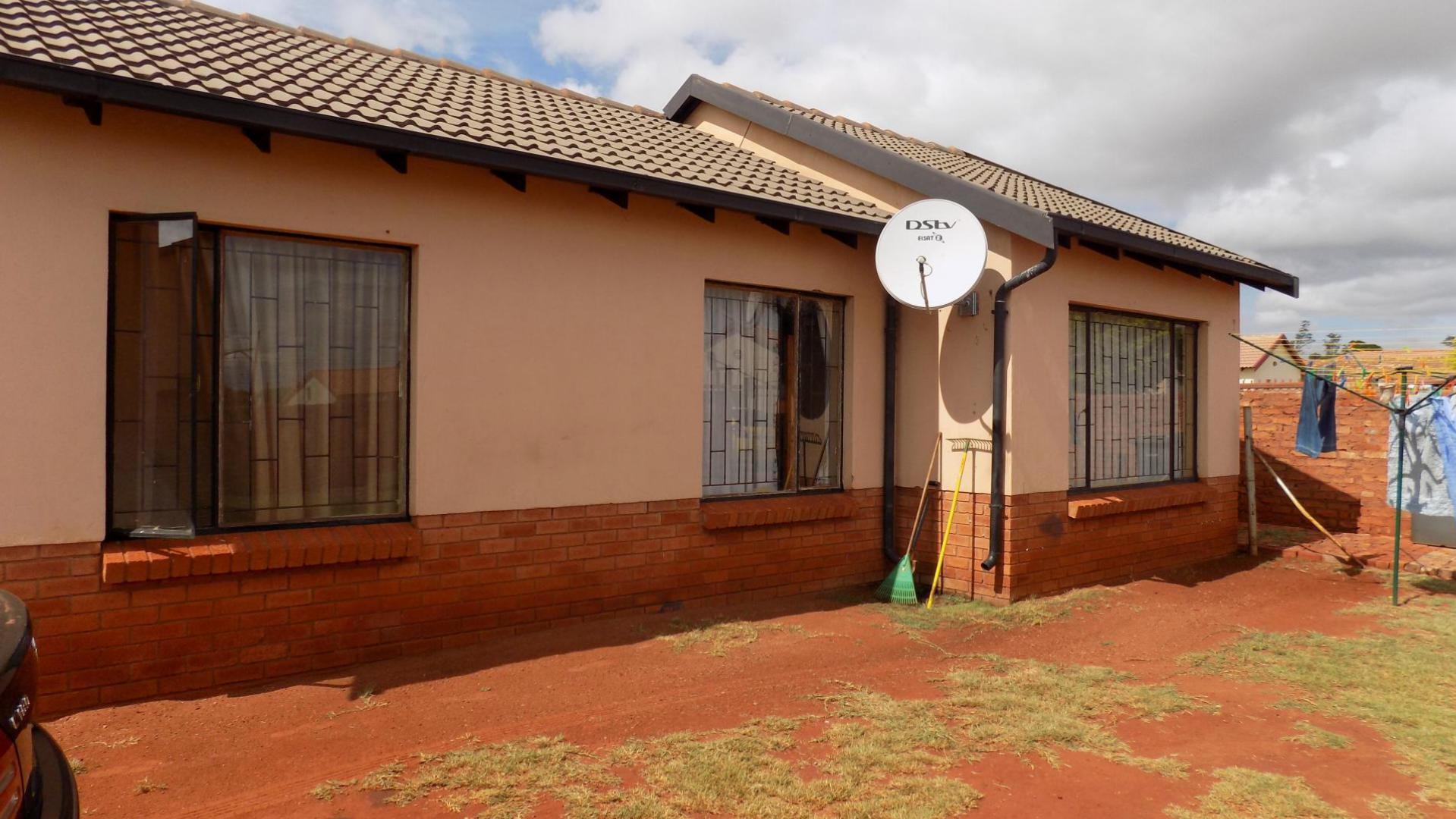 Front View of property in The Orchards